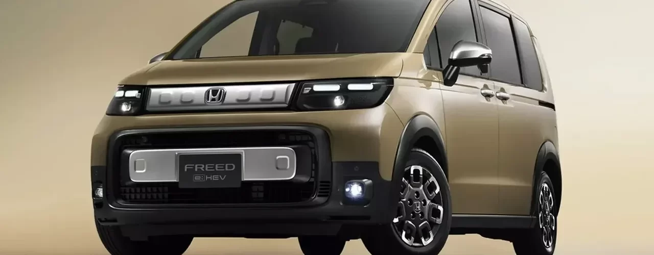 Фотография Honda Freed Crosstar бежевого цвета