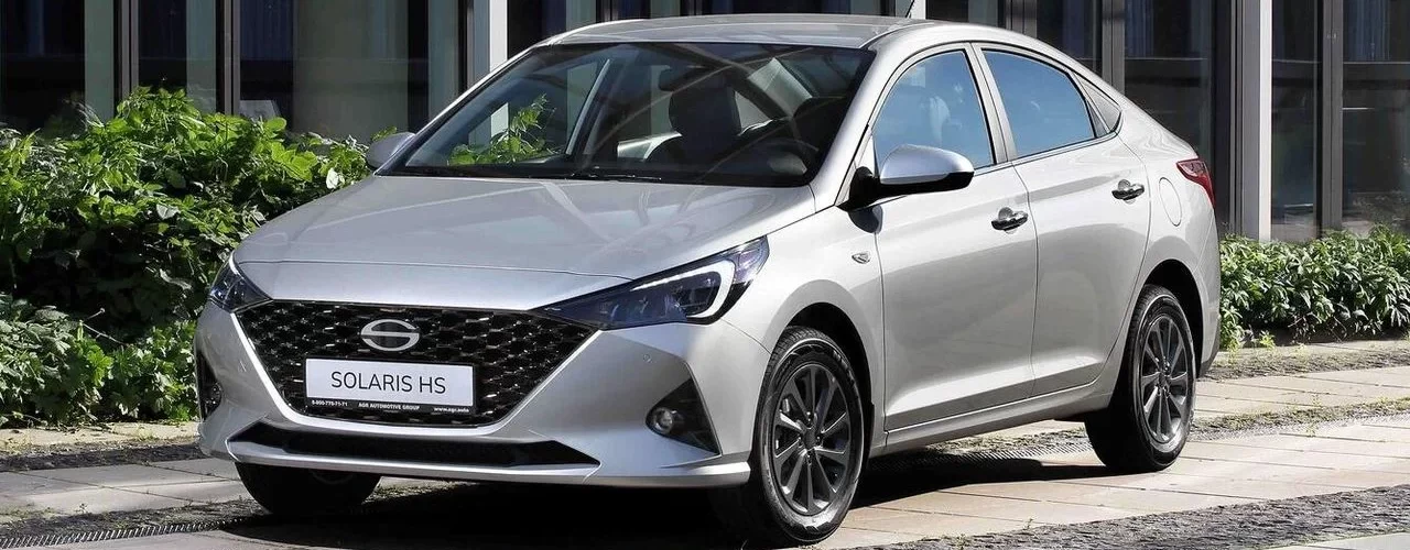 Hyundai Solaris на фоне завода