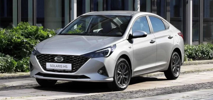 Hyundai Solaris на фоне завода