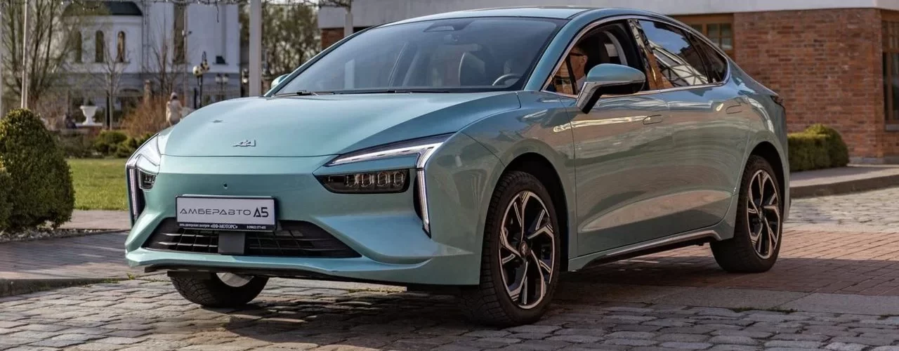 Электрический седан АмберАвто А5 белого цвета