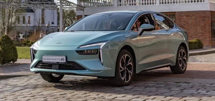 Электрический седан АмберАвто А5 белого цвета