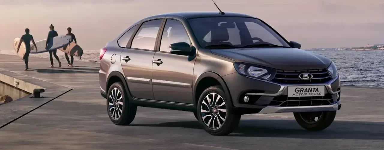 Фотография автовоза, загруженного новыми LADA Granta Active Cross золотисто-коричневого цвета.
