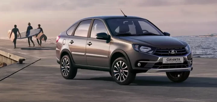 Фотография автовоза, загруженного новыми LADA Granta Active Cross золотисто-коричневого цвета.