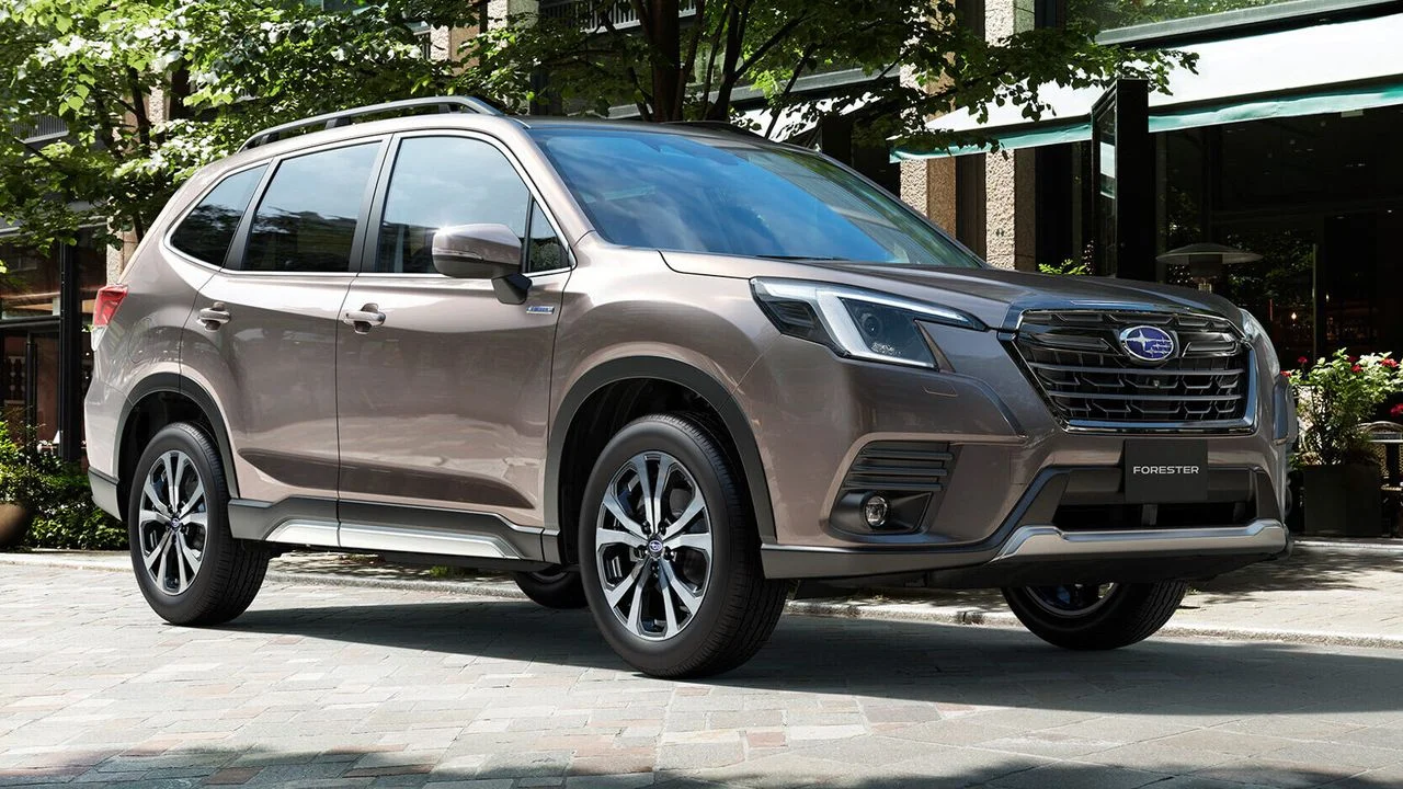 Кроссовер Subaru Forester на фоне природы