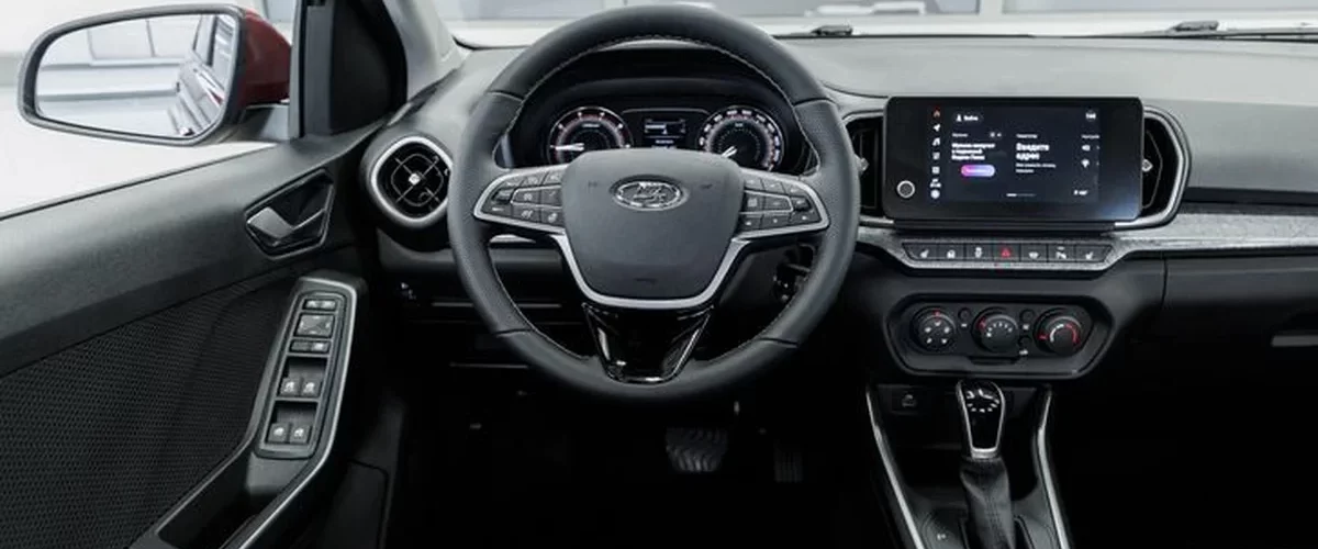 Новая LADA Iskra на фоне городского пейзажа