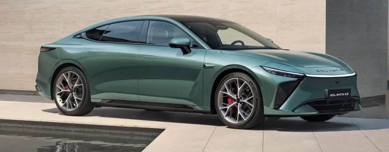 Стильное гибридное купе Exeed Exlantix ES на фоне городского пейзажа.