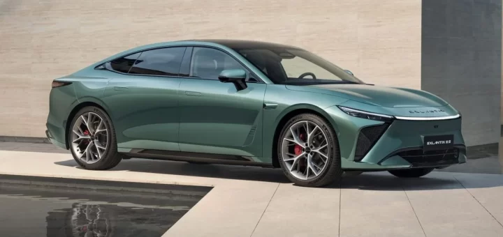 Стильное гибридное купе Exeed Exlantix ES на фоне городского пейзажа.