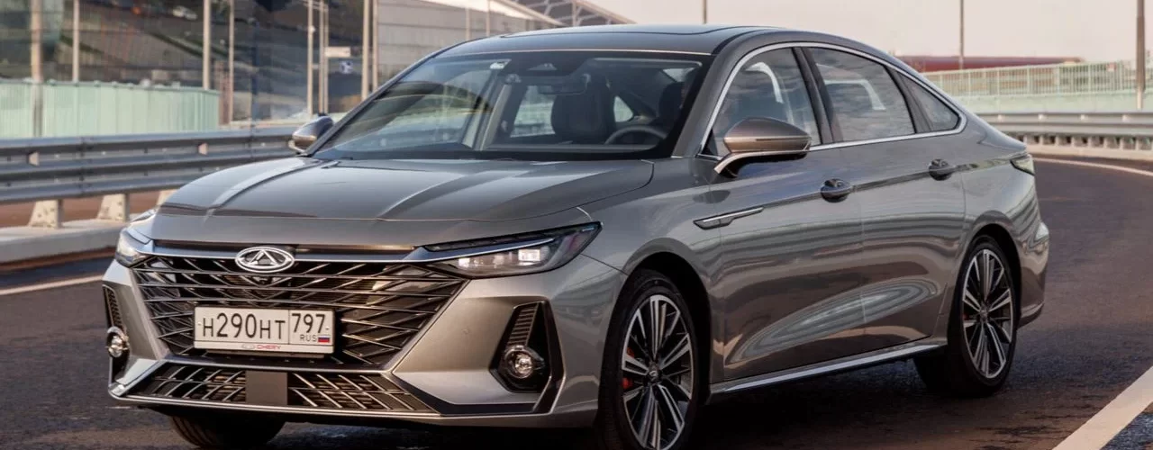 Фотография с изображением нескольких китайских автомобилей разных марок и моделей на городской улице