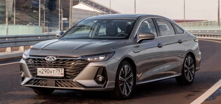 Фотография с изображением нескольких китайских автомобилей разных марок и моделей на городской улице