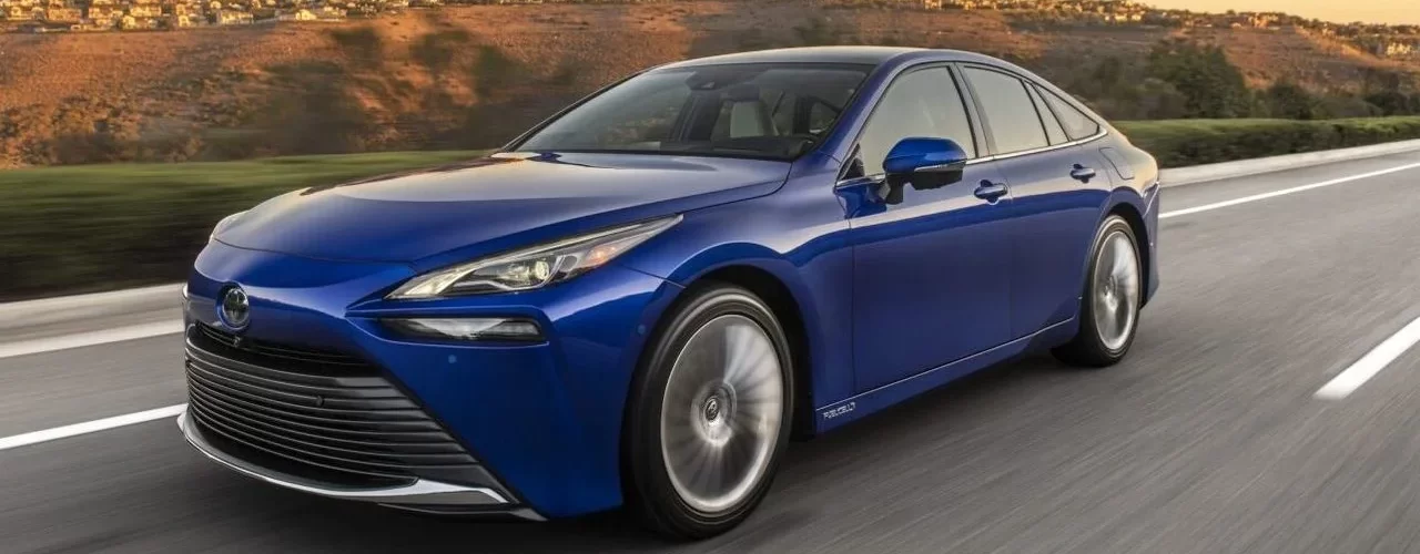 Владельцы Toyota Mirai протестуют у заправки