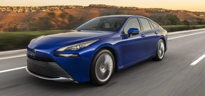 Владельцы Toyota Mirai протестуют у заправки