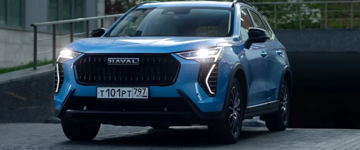 График продаж новых автомобилей в России за июль 2025 года, показывающий лидирующие бренды и модели.