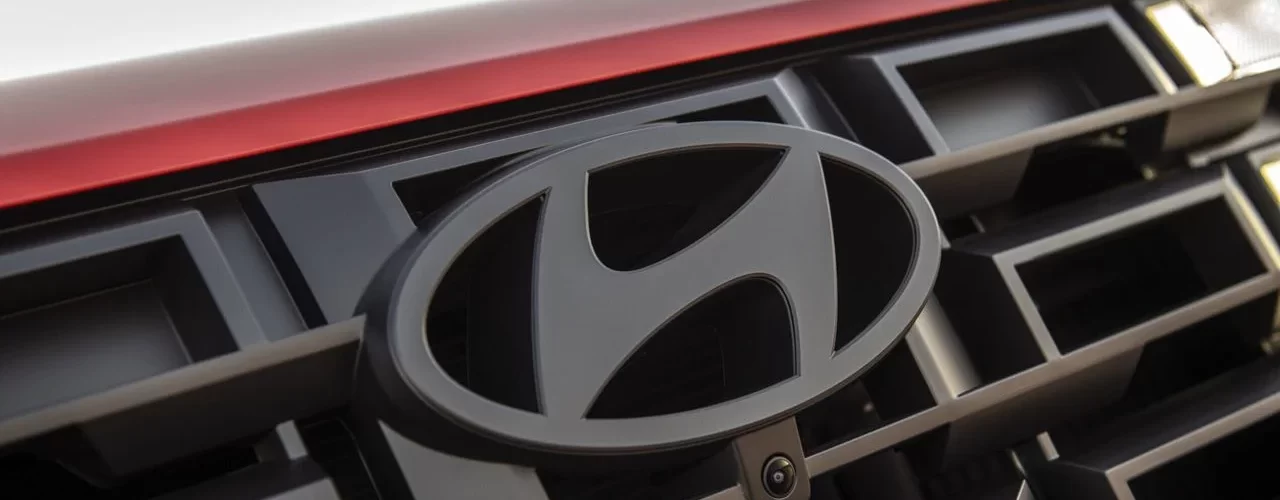 Фотография с изображением логотипов Hyundai и General Motors