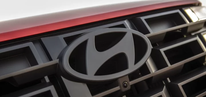 Фотография с изображением логотипов Hyundai и General Motors