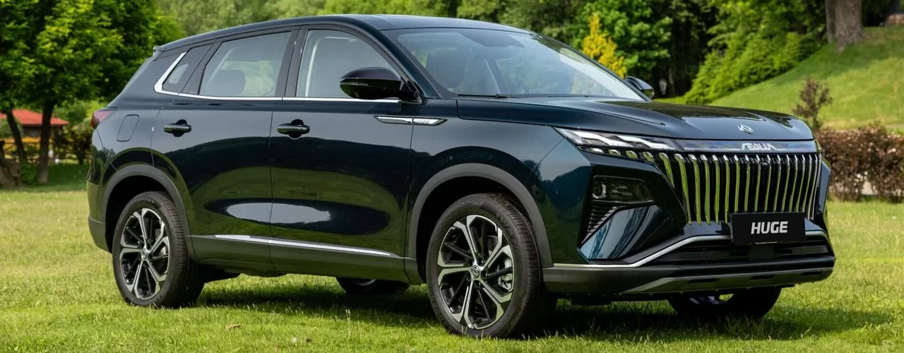 Новый Dongfeng Huge на фоне современного города