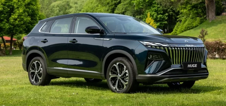 Новый Dongfeng Huge на фоне современного города