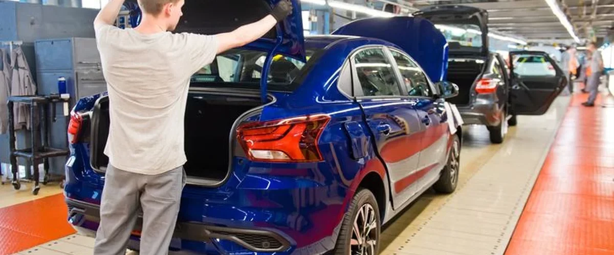 Фотография сборочной линии LADA Iskra на бывшем заводе Nissan