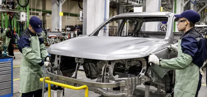 Роботы-доставщики на конвейере УАЗа