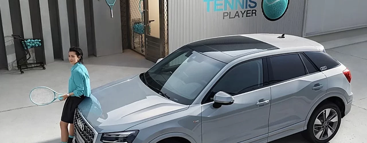 Обновленный Audi Q2L на фоне городского пейзажа