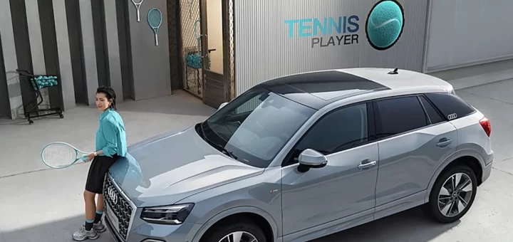 Обновленный Audi Q2L на фоне городского пейзажа