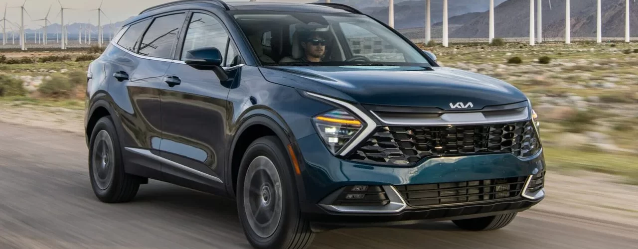 Kia Sportage на фоне городского пейзажа