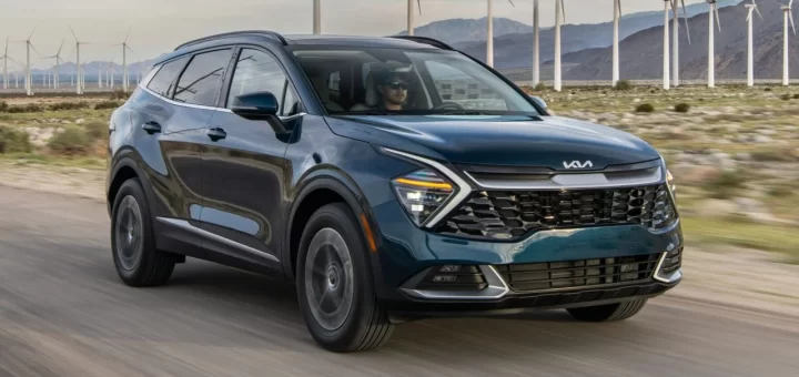 Kia Sportage на фоне городского пейзажа