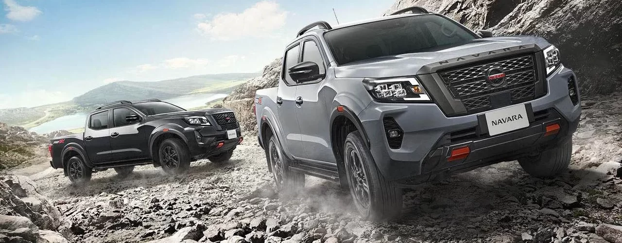 Nissan Navara на фоне городского пейзажа.