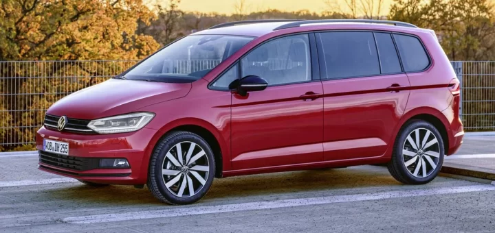 Volkswagen Touran на дороге