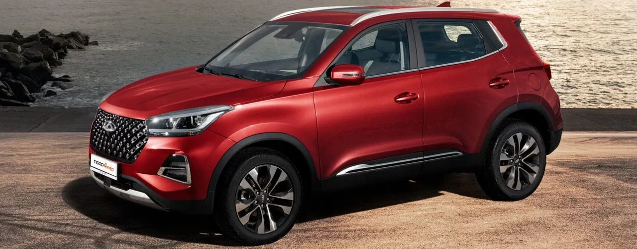 Компактный кроссовер Chery Tiggo 4 Pro на фоне городского пейзажа