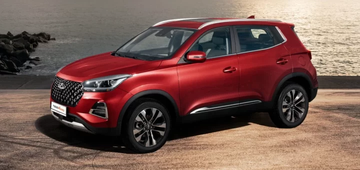 Компактный кроссовер Chery Tiggo 4 Pro на фоне городского пейзажа