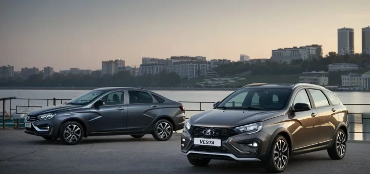 LADA Vesta на городской улице, вид сбоку