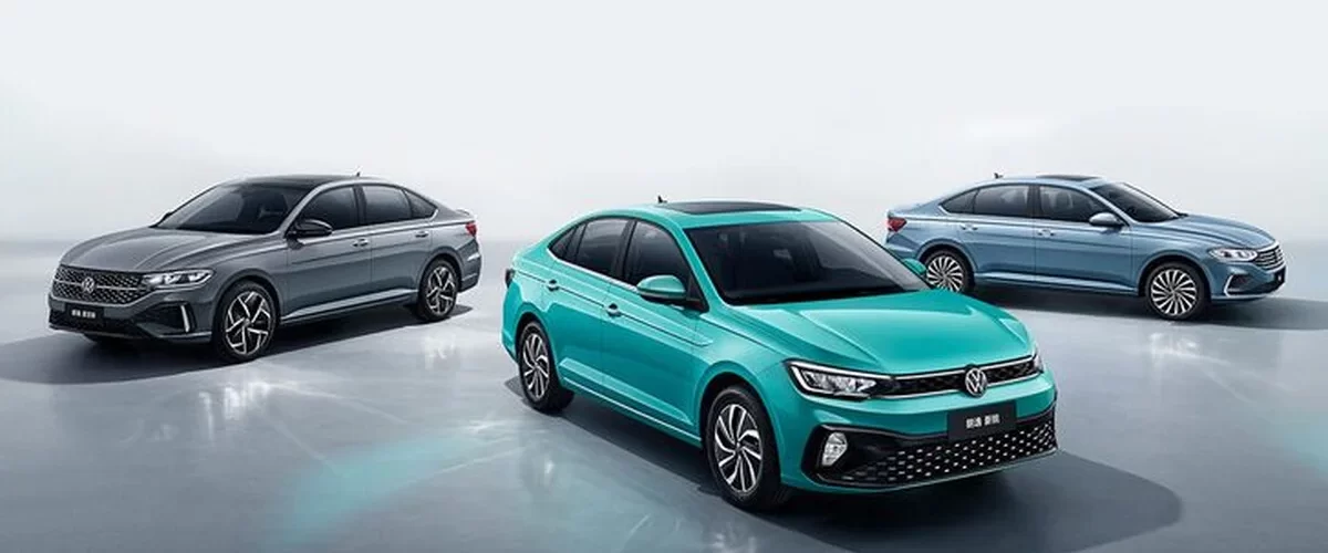 Седан Volkswagen Lavida XR в бюджетной комплектации на фоне городской дороги