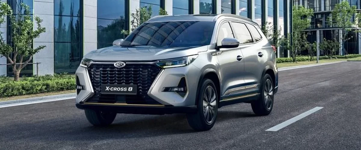 XCite X-Cross 7 на фоне городской застройки