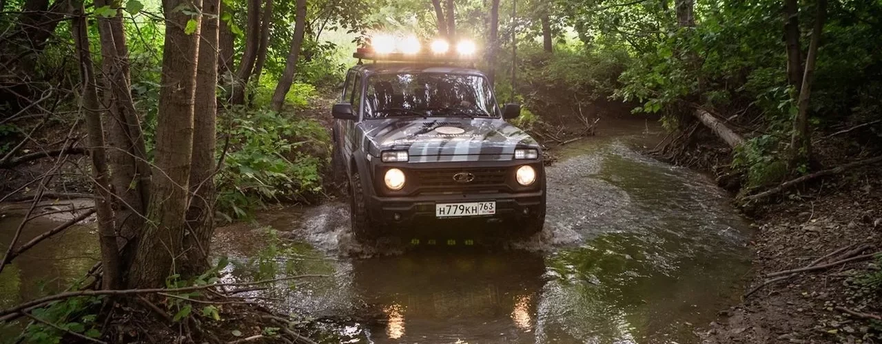 LADA Niva Travel и LADA Niva Legend на фоне награды