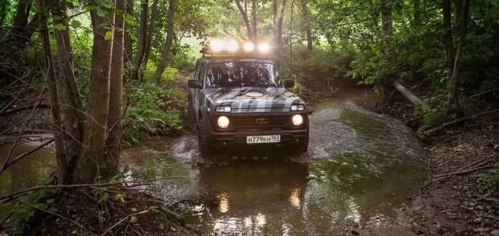 LADA Niva Travel и LADA Niva Legend на фоне награды