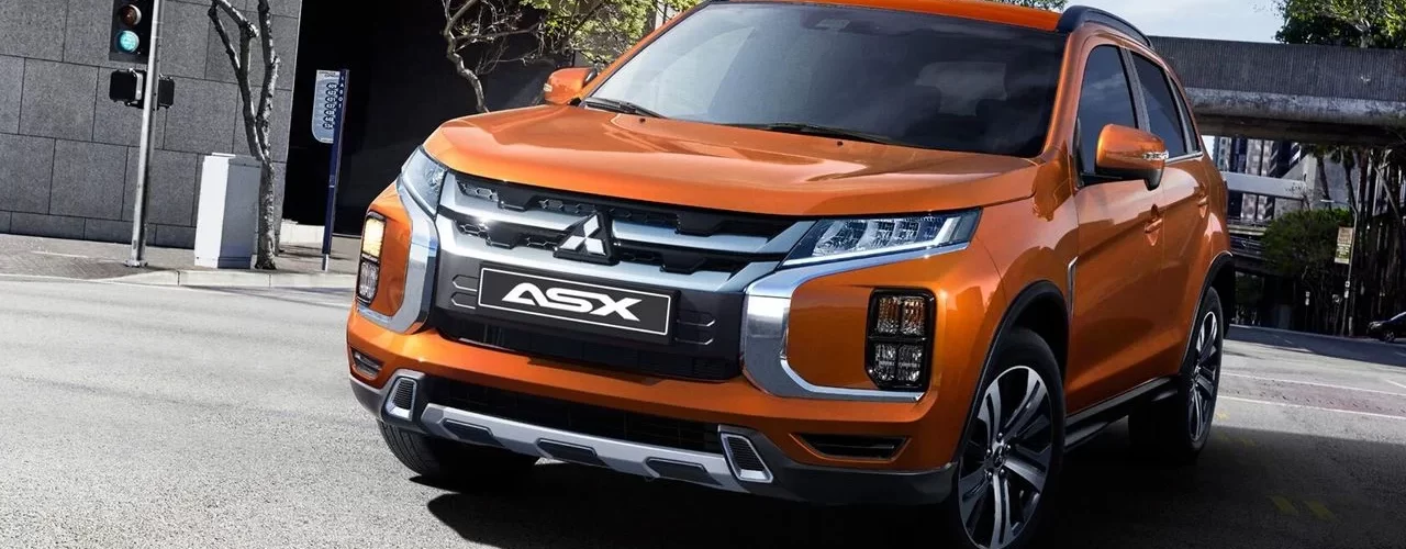 Mitsubishi ASX на фоне городского пейзажа