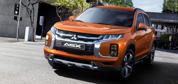 Mitsubishi ASX на фоне городского пейзажа