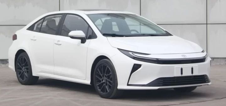 Фотографии обновленной Toyota Corolla и нового Toyota RAV4