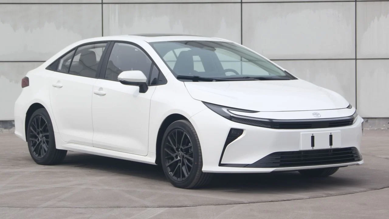 Фотографии обновленной Toyota Corolla и нового Toyota RAV4