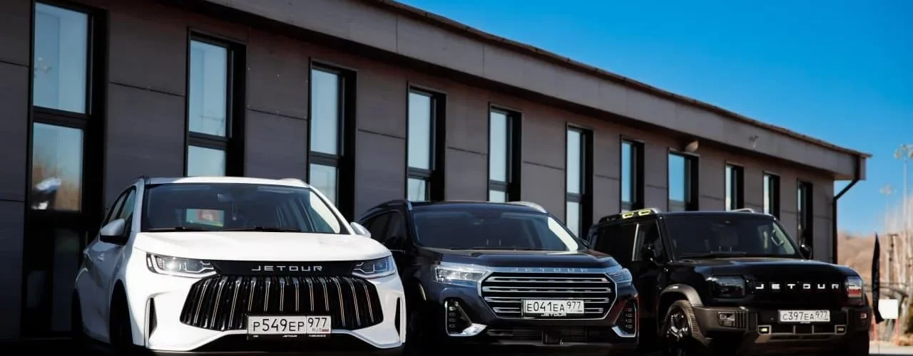 Кроссовер Jetour на дороге