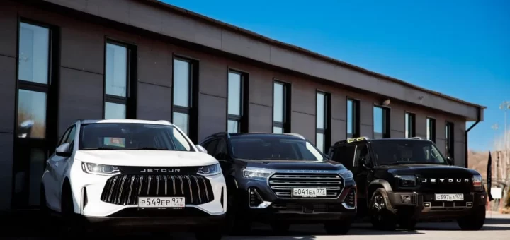 Кроссовер Jetour на дороге