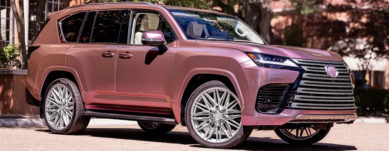 Роскошный розовый Lexus LX с распашными дверями