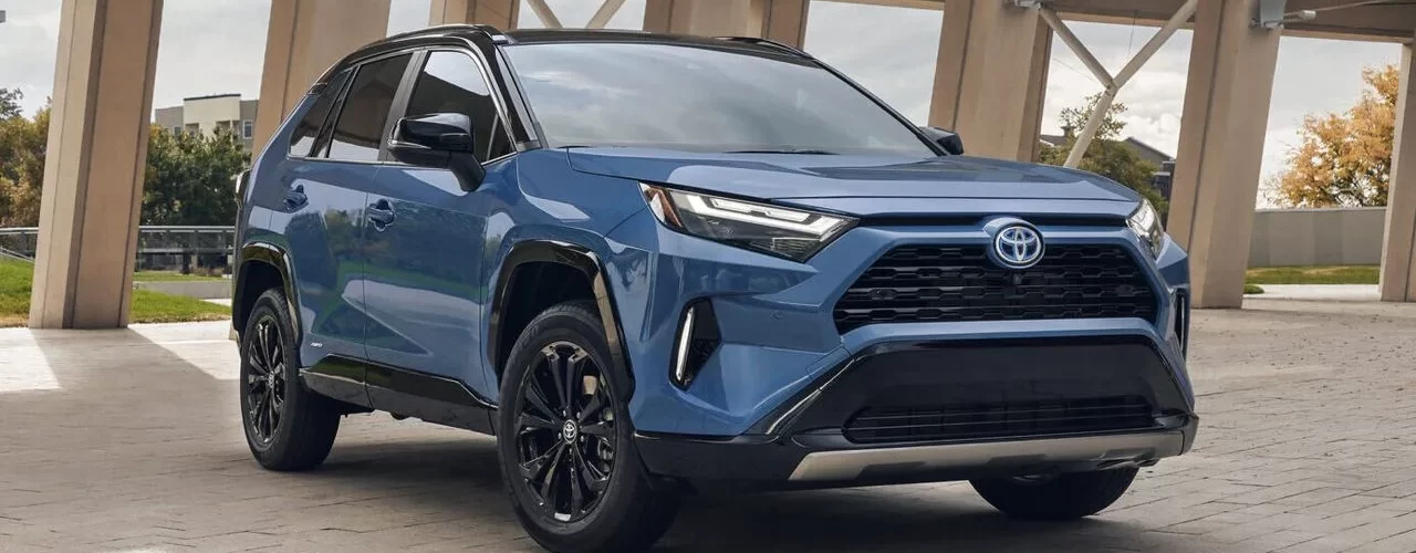 Toyota RAV4 на фоне городского пейзажа