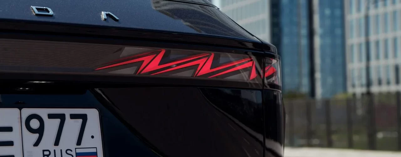 Omoda C6 — кибер‑футуристичный кроссовер в профиль