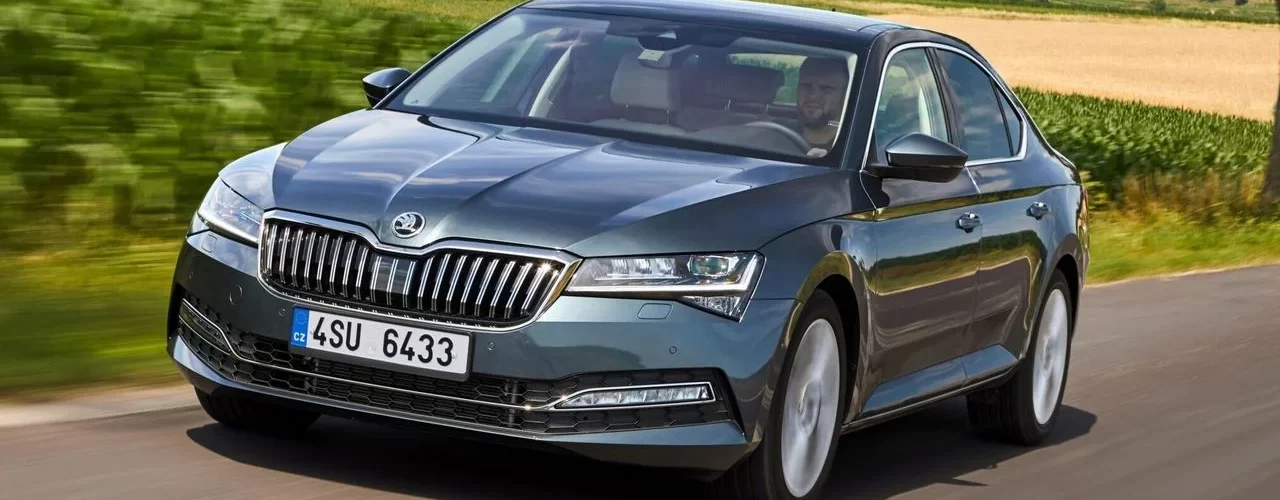 Изображение Skoda Octavia на фоне дороги, подчеркивающее вопросы надёжности и обслуживания