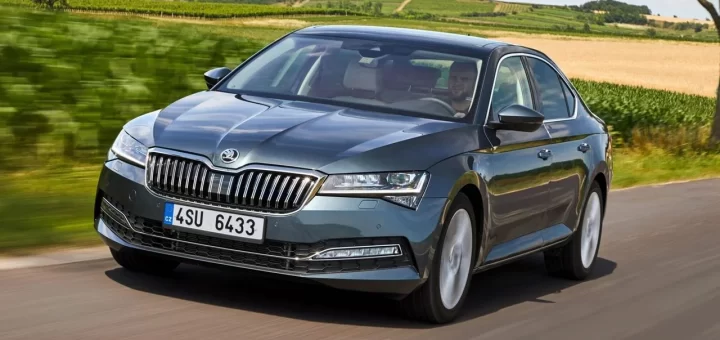 Изображение Skoda Octavia на фоне дороги, подчеркивающее вопросы надёжности и обслуживания