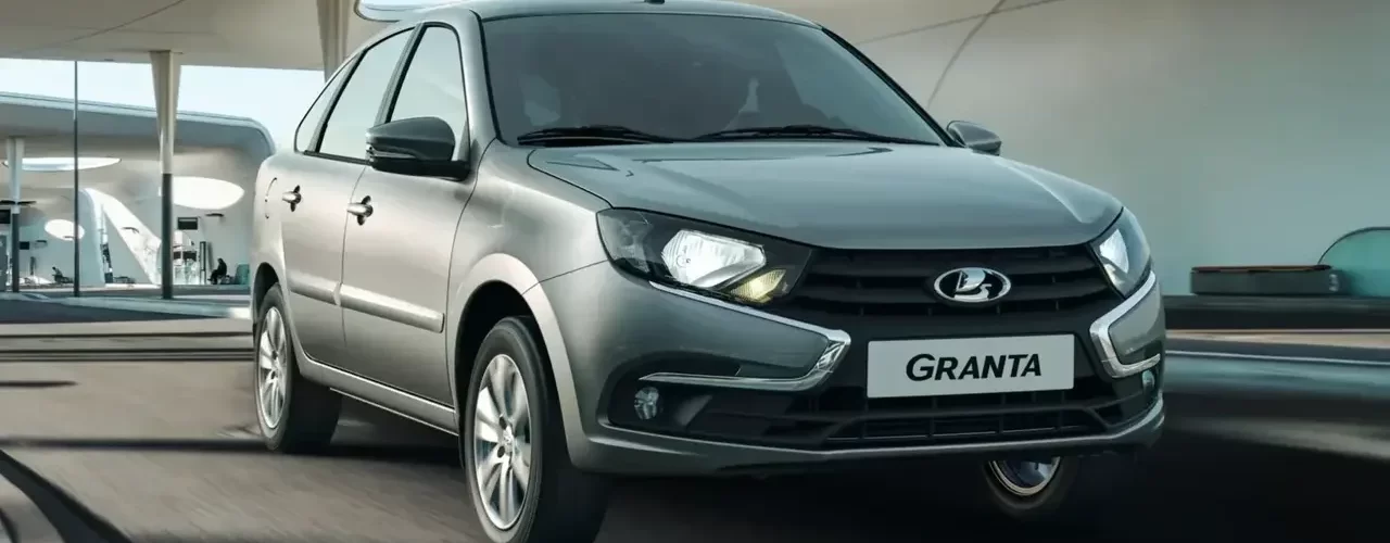 LADA Granta на городском фоне