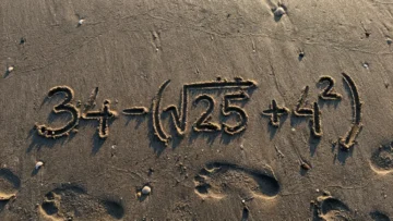 Забыли школьную математику? Решите 34 — (√25 + 4²) и проверьте себя!